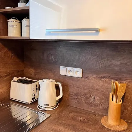 Aparthotel Koněvova 4*