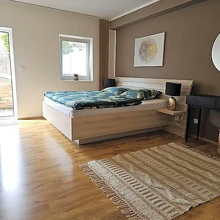Lägenhetshotell Konevova 4*